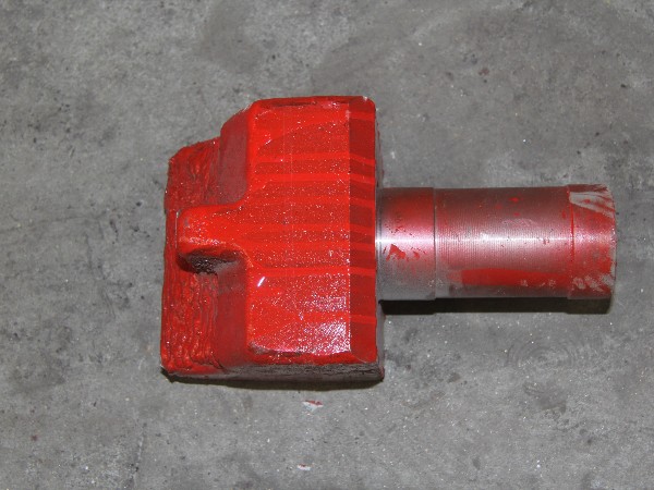 影响矿用<i style='color:red'>破碎轴组锤头</i>使用性能的简单分析_河南双志