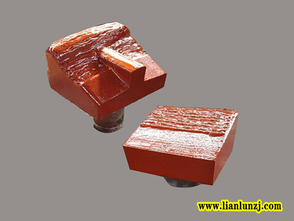 解决使用中<i style='color:red'>破碎机锤头</i>过热的方法_河南双志
